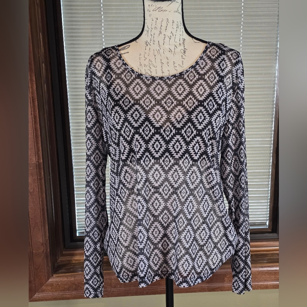 Black and White Geometric Patterned Women's Top